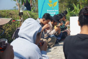 Miwiti Lakon Pasinaon: Memuji Semesta dalam Segelas Teh